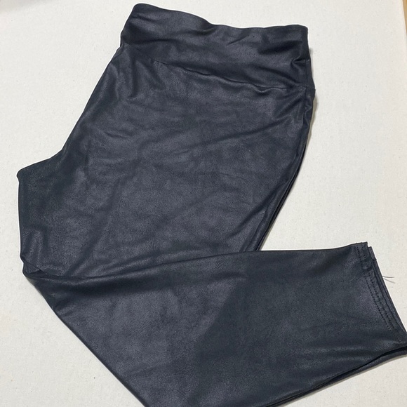 Terra Sky black faux leather leggings in plus size 3XL - Picture 2 of 9